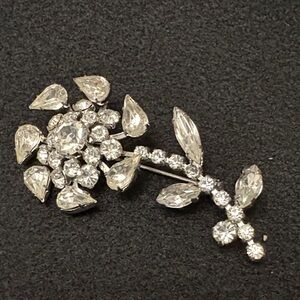 Elegant Vintage Stunning Silver  Floral Brooch